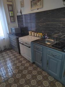 Kuchyň nebo kuchyňský kout v ubytování Maison Charmante + 15 fotografií