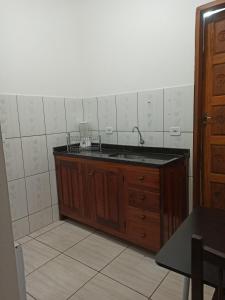 een keuken met een spoelbak en een aanrechtblad bij Chalé do corisco in Paraty