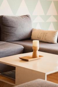 Montano Boutique Suites في إل كالافاتي: طاولة قهوة أمام أريكة