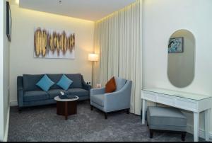 een woonkamer met een bank, een stoel en een bureau bij فندق براي Brai Hotel in Dawadmi +50 foto's