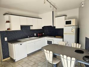 Η κουζίνα ή μικρή κουζίνα στο Gîte de France La deymie 3 épis - Gîte de France 6 personnes MAE-6404