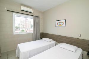 a hotel room with two beds and a window at I-Hotel Piracicaba in Piracicaba +52 photos