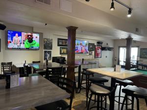 TV a/nebo společenská místnost v ubytování Price Pointe Inn + 2 fotografie