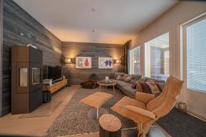 基蒂莱Vinkka C7的客厅里有一张沙发和一台电视