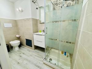 ein Badezimmer mit Dusche und Toilette in der Unterkunft MaxMondello in Palermo