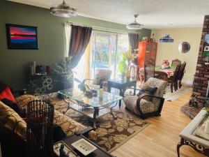 a living room with a couch and a table at Casa Pura Vida in Modesto