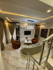 - un grand salon avec un grand canapé et des chaises dans l'établissement Luxury Two Bedroom Apartment, Lekki, à Lekki 35 autres photos