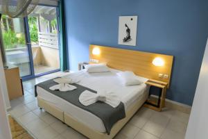 Posteľ alebo postele v izbe v ubytovaní Rouda Bay Beach Hotel