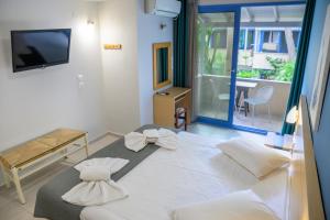 Posteľ alebo postele v izbe v ubytovaní Rouda Bay Beach Hotel