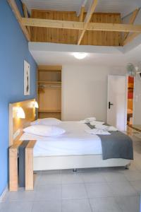 Posteľ alebo postele v izbe v ubytovaní Rouda Bay Beach Hotel