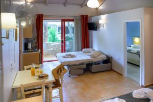 Posteľ alebo postele v izbe v ubytovaní Rouda Bay Beach Hotel