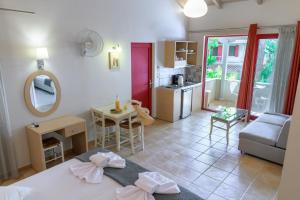 Kuchyňa alebo kuchynka v ubytovaní Rouda Bay Beach Hotel