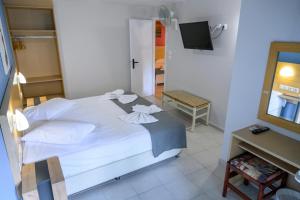 Posteľ alebo postele v izbe v ubytovaní Rouda Bay Beach Hotel