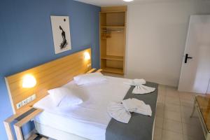Posteľ alebo postele v izbe v ubytovaní Rouda Bay Beach Hotel