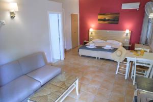 Posteľ alebo postele v izbe v ubytovaní Rouda Bay Beach Hotel