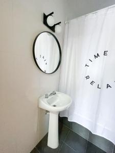 a bathroom with a sink and a mirror at Saavedra 118 2°C by depptö in Bahía Blanca