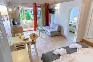 Posteľ alebo postele v izbe v ubytovaní Rouda Bay Beach Hotel