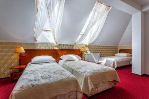 Postel nebo postele na pokoji v ubytování Hotel - Dworek Tryumf