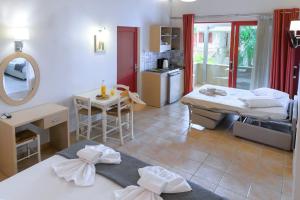 Posteľ alebo postele v izbe v ubytovaní Rouda Bay Beach Hotel