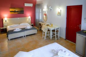 Posteľ alebo postele v izbe v ubytovaní Rouda Bay Beach Hotel