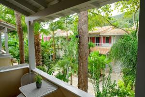 Vonkajšia záhrada v ubytovaní Rouda Bay Beach Hotel
