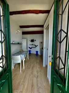 a room with a table and chairs in a room at la Chiglia in Riomaggiore +23 photos