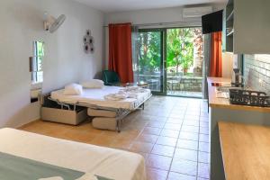 Posteľ alebo postele v izbe v ubytovaní Rouda Bay Beach Hotel