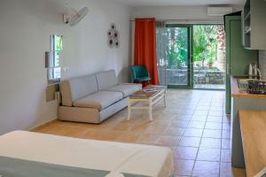 Posedenie v ubytovaní Rouda Bay Beach Hotel