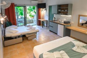 Posteľ alebo postele v izbe v ubytovaní Rouda Bay Beach Hotel