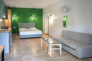 Posteľ alebo postele v izbe v ubytovaní Rouda Bay Beach Hotel