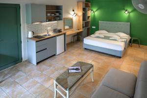 Kuchyňa alebo kuchynka v ubytovaní Rouda Bay Beach Hotel