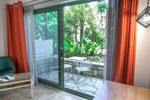 Vonkajšia záhrada v ubytovaní Rouda Bay Beach Hotel