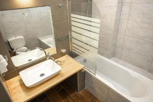 Kúpeľňa v ubytovaní Rouda Bay Beach Hotel