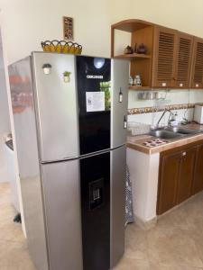 Dapur atau dapur kecil di Casa con Air Hockey, Bolirana, Wi-Fi y Piscina