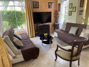 Fotografie z fotogalerie ubytování Casa con Air Hockey, Bolirana, Wi-Fi y Piscina v destinaci Carmen de Apicalá