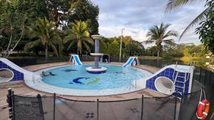 Fotografie z fotogalerie ubytování Casa con Air Hockey, Bolirana, Wi-Fi y Piscina v destinaci Carmen de Apicalá