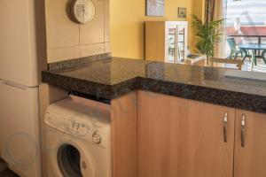 Η κουζίνα ή μικρή κουζίνα στο Apartamentos Lago Oceanfront with Los Gigantes and La Gomera Views