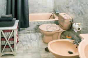 Ένα μπάνιο στο Apartamentos Lago Oceanfront with Los Gigantes and La Gomera Views +16 φωτογραφίες