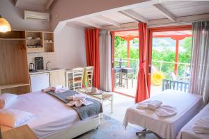 Posteľ alebo postele v izbe v ubytovaní Rouda Bay Beach Hotel
