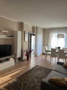 Μια τηλεόραση ή/και κέντρο ψυχαγωγίας στο To Florence Apartment
