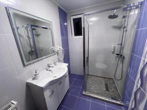 Bilik mandi di Helix Apartaments +73 gambar