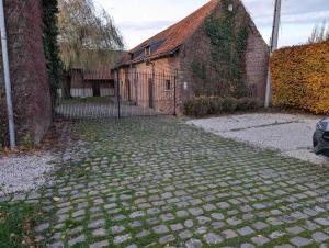 a cobblestone street in front of a building at Studio à louer Hérinnes in Pecq