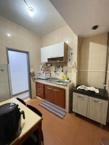 O bucătărie sau chicinetă la Sunset Oasis no coração da Zona Sul!