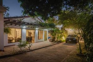 Taman di luar Casa Eva, rústica y cálida familiar