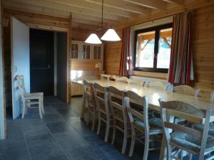 ein Esszimmer mit einem langen Tisch und Stühlen in der Unterkunft Bouleau in Vresse-sur-Semois + 14 Fotos