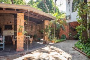 Taman di luar Casa Eva, rústica y cálida familiar