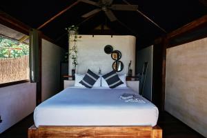 Postel nebo postele na pokoji v ubytování Libelula Tulum Beachfront Hotel
