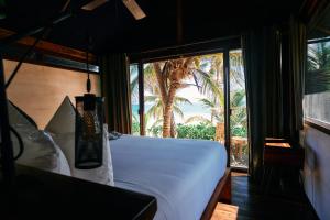 Postel nebo postele na pokoji v ubytování Libelula Tulum Beachfront Hotel