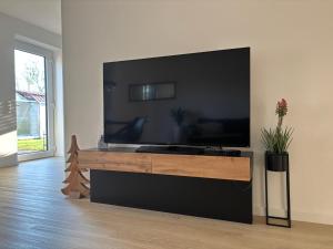 Μια τηλεόραση ή/και κέντρο ψυχαγωγίας στο Modern am Bowlingcenter Garten u Terrassenüberdachung