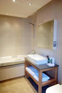 伯明罕的住宿－威瑟斯本石南玫瑰酒店，浴室配有盥洗盆和浴缸。